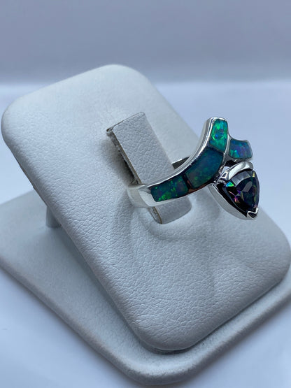 Detalle del ópalo azul cielo mostrando juego de luces iridiscentes en el anillo