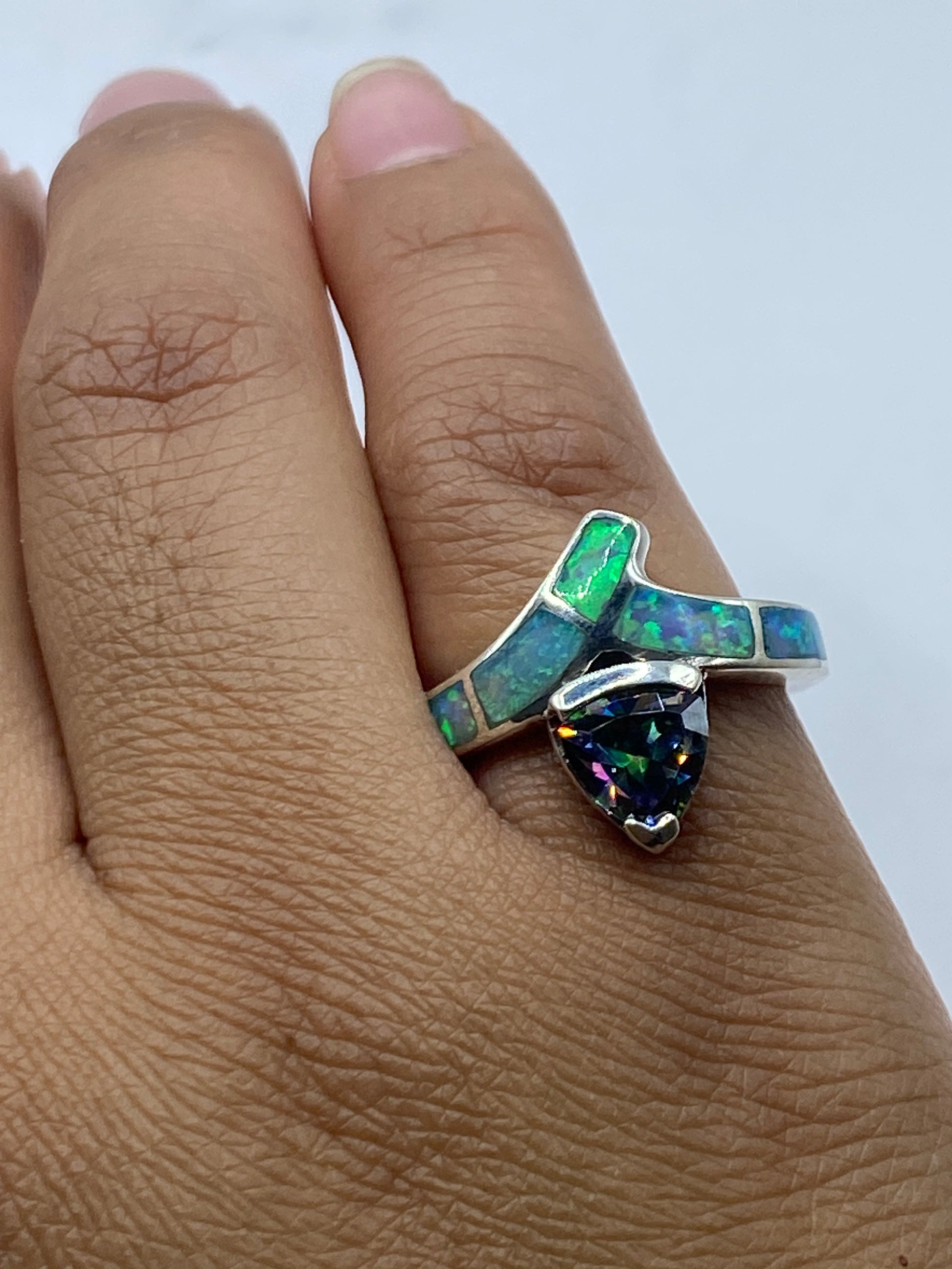 Anillo de plata en balanza mostrando peso de 5.6 gramos y sello .950