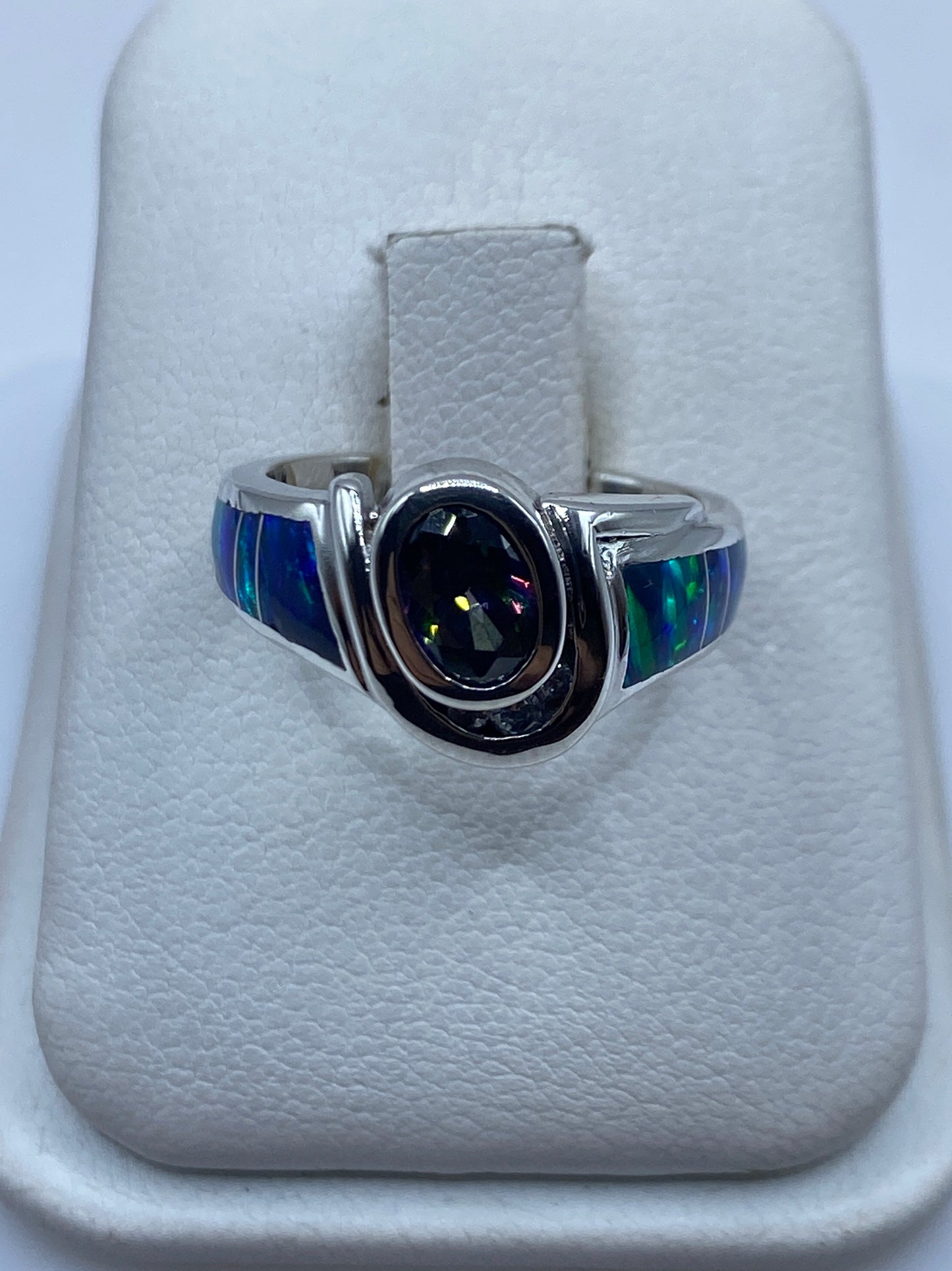 Anillo solitario con ópalo de fuego azul natural en plata .925
