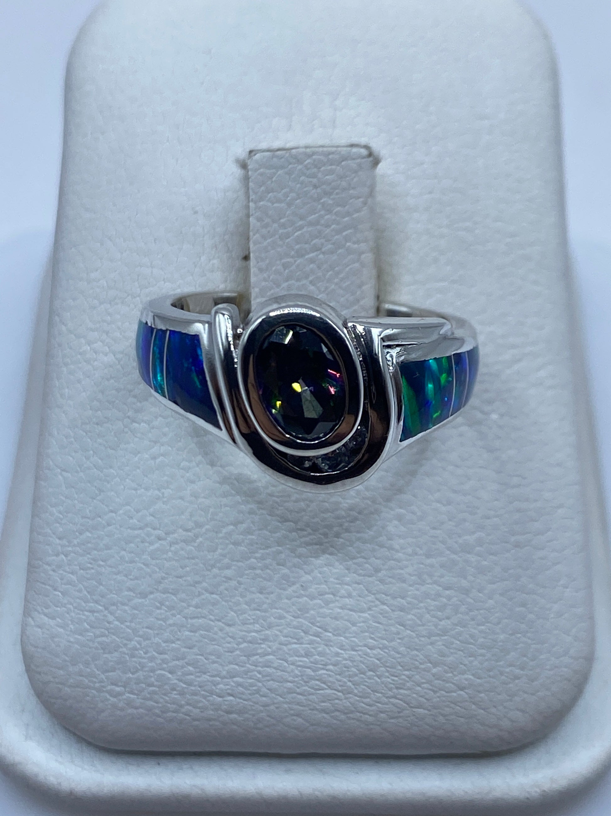 Anillo solitario con ópalo de fuego azul natural en plata .925