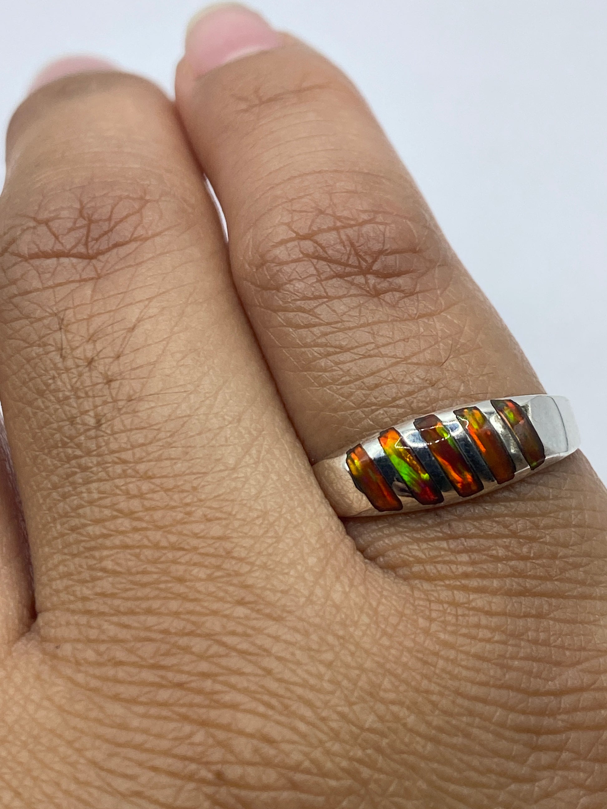 Anillo solitario sobre fondo blanco mostrando el sello 925