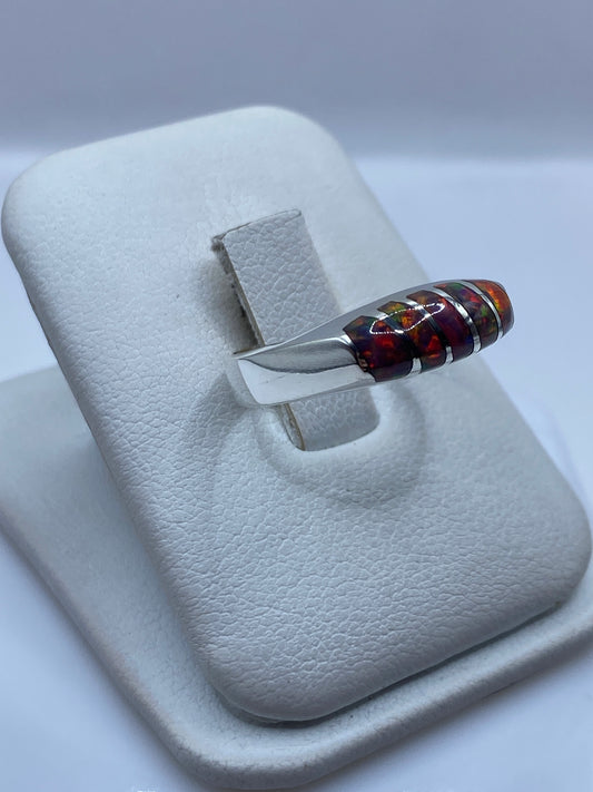 Vista lateral del anillo minimalista en plata de Taxco con ópalo natural