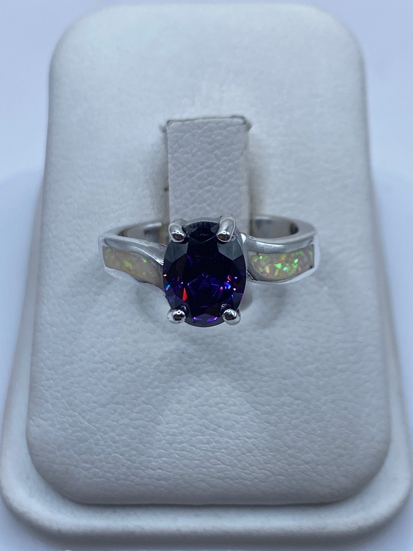 Anillo de plata solitario con ópalo de fuego natural mostrando destellos rojos y verdes