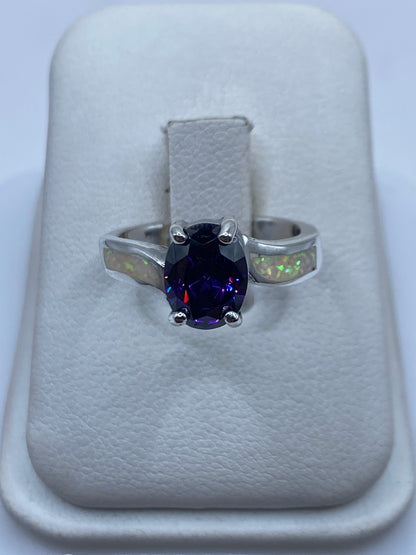 Anillo de plata solitario con ópalo de fuego natural mostrando destellos rojos y verdes