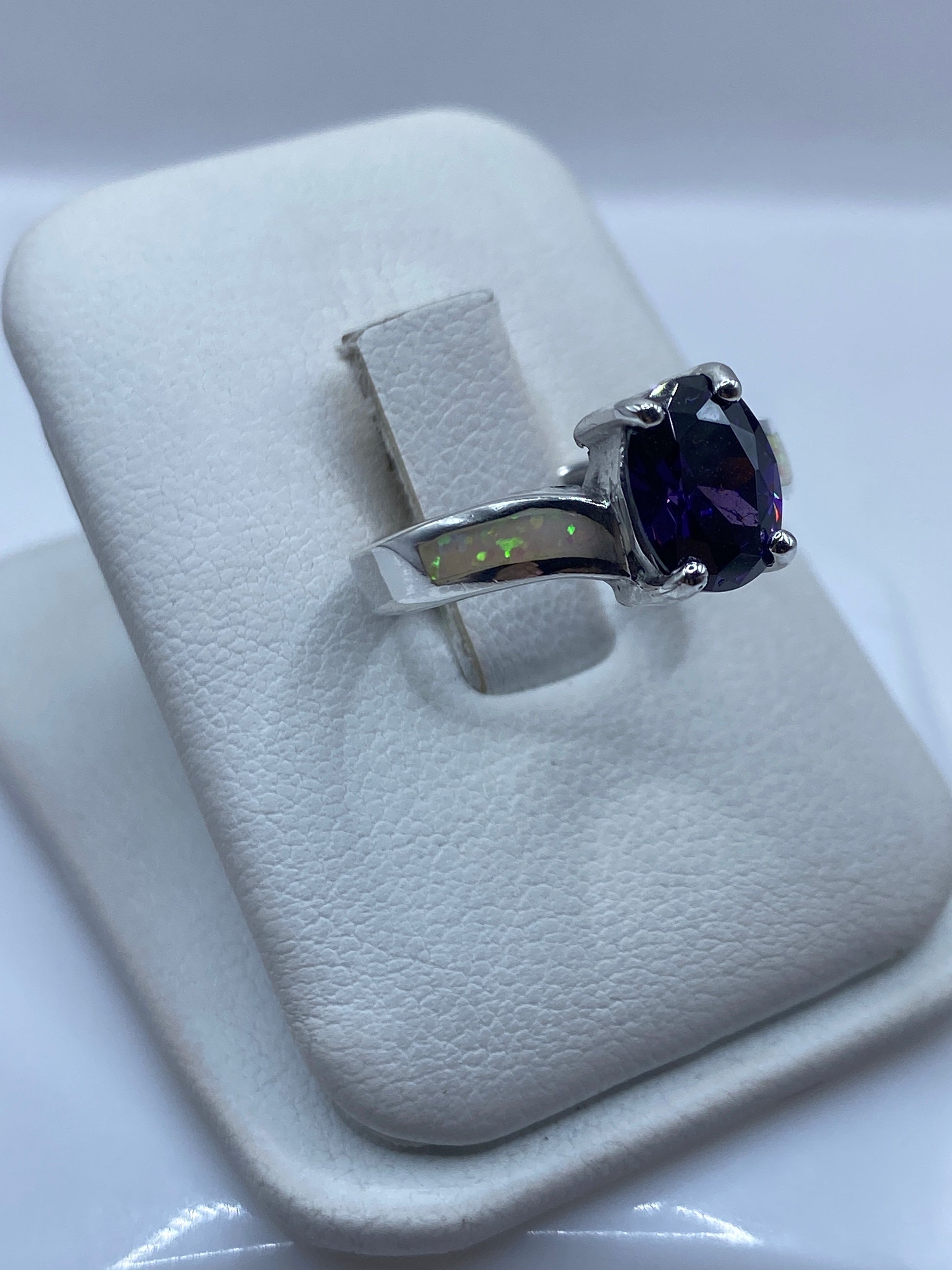 Detalle del engaste a mano del ópalo de fuego en plata .925