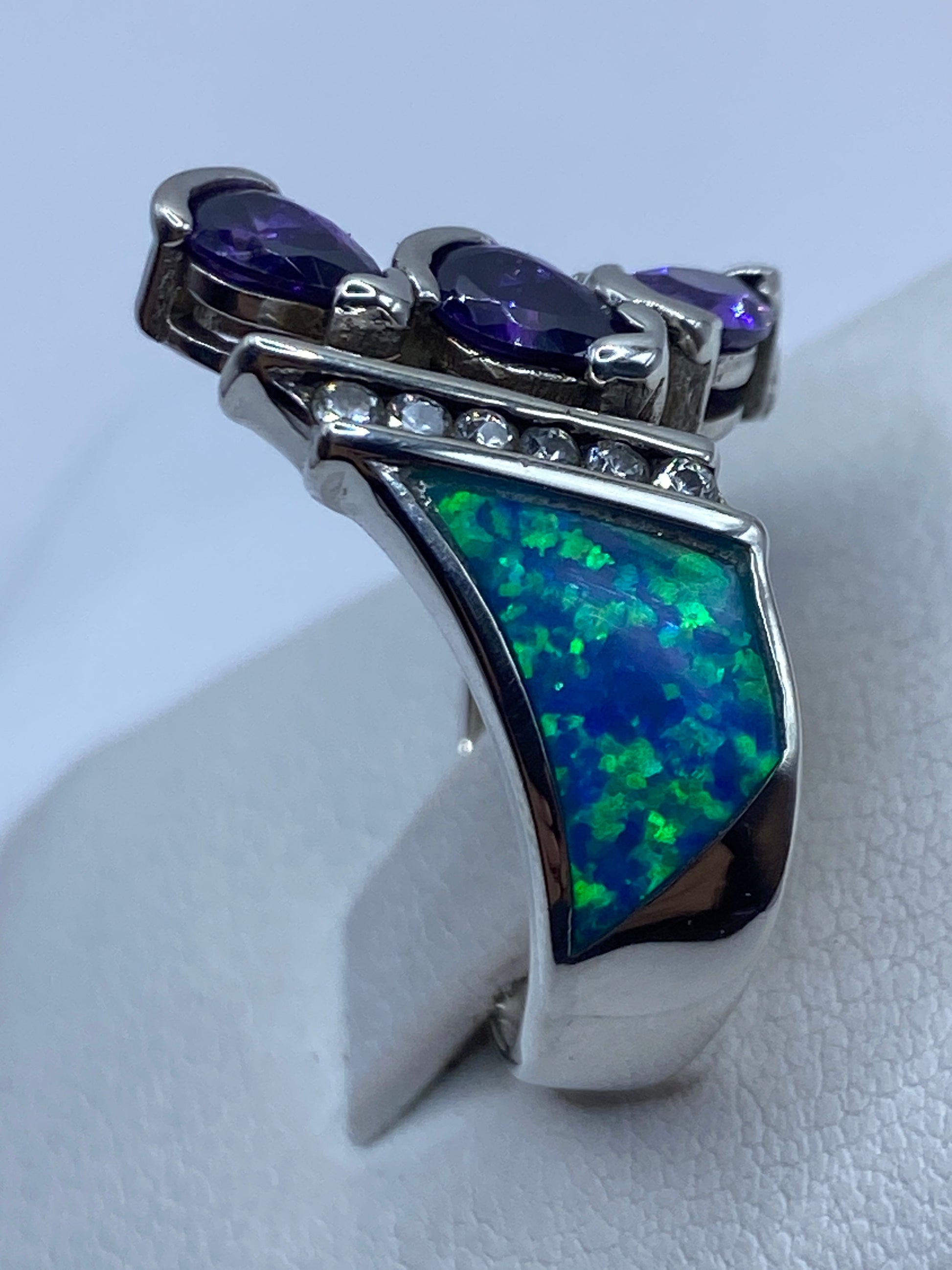 Detalle del ópalo de fuego azul con destellos verdes en plata .925