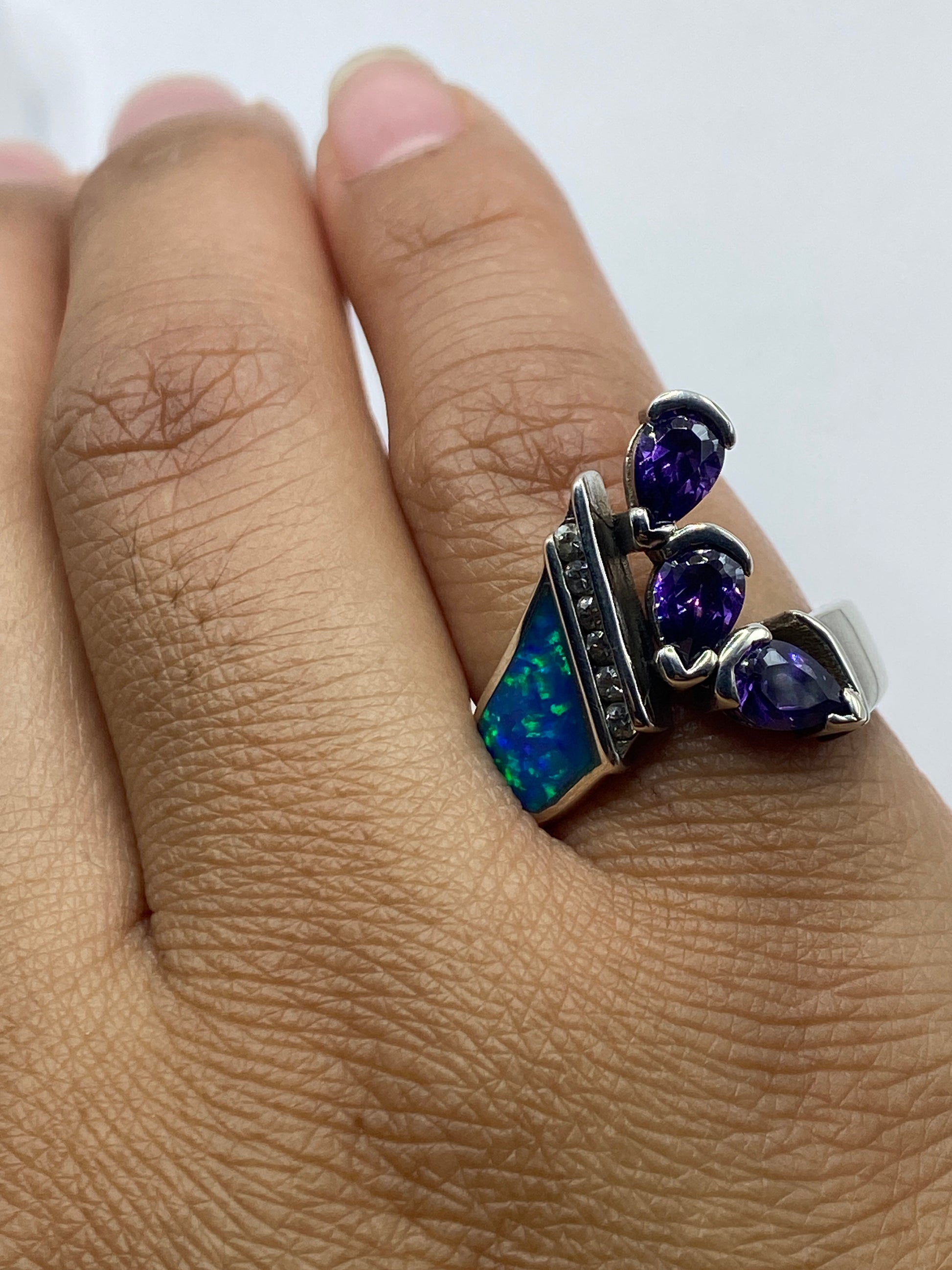 Anillo sobre fondo blanco mostrando sello 925 y diseño completo