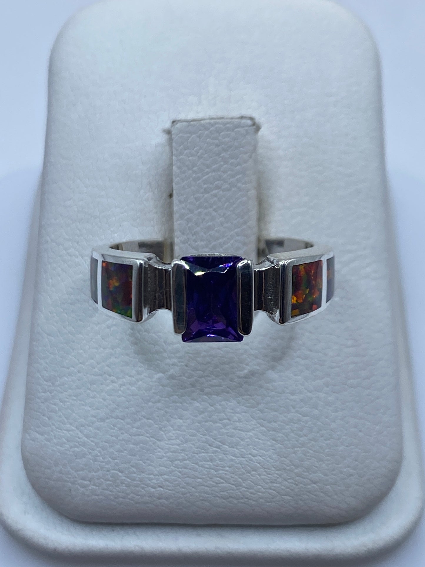 Anillo de plata .950 con ópalo de fuego multicolor en estuche blanco, vista frontal