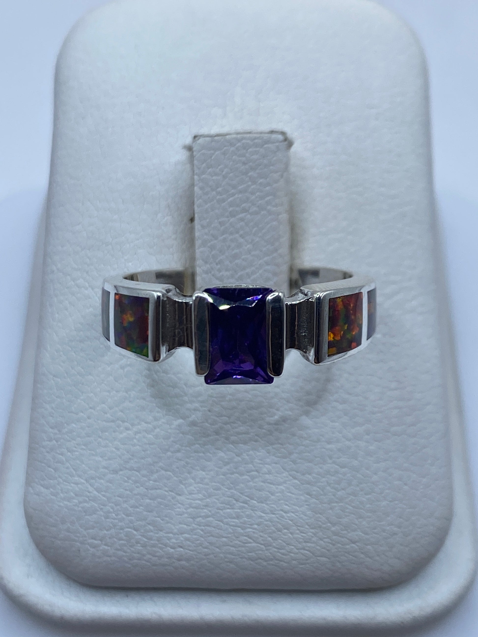 Anillo de plata .950 con ópalo de fuego multicolor en estuche blanco, vista frontal