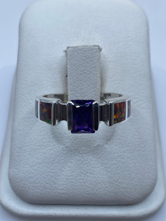 Anillo de plata .950 con ópalo de fuego multicolor en estuche blanco, vista frontal