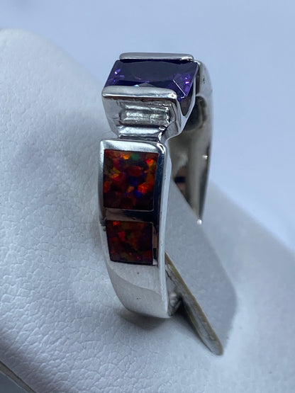 Anillo de ópalo de fuego multicolor en mano de mujer, mostrando juego de colores naturales