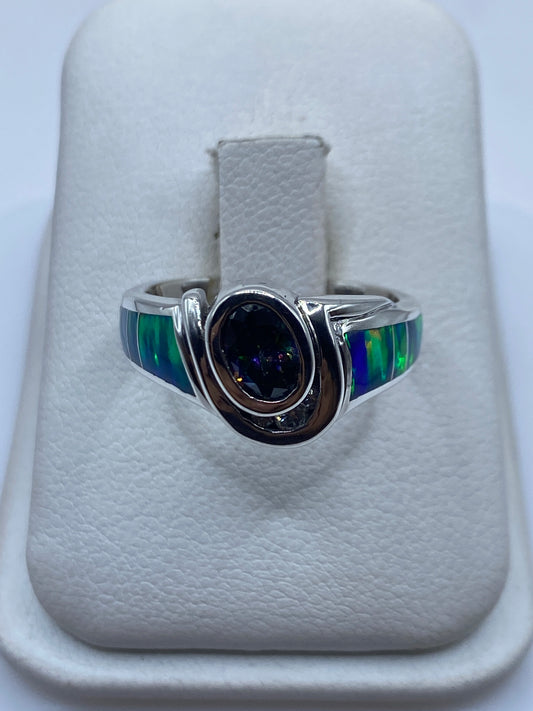 Anillo de plata con ópalo de fuego azul en estuche blanco
