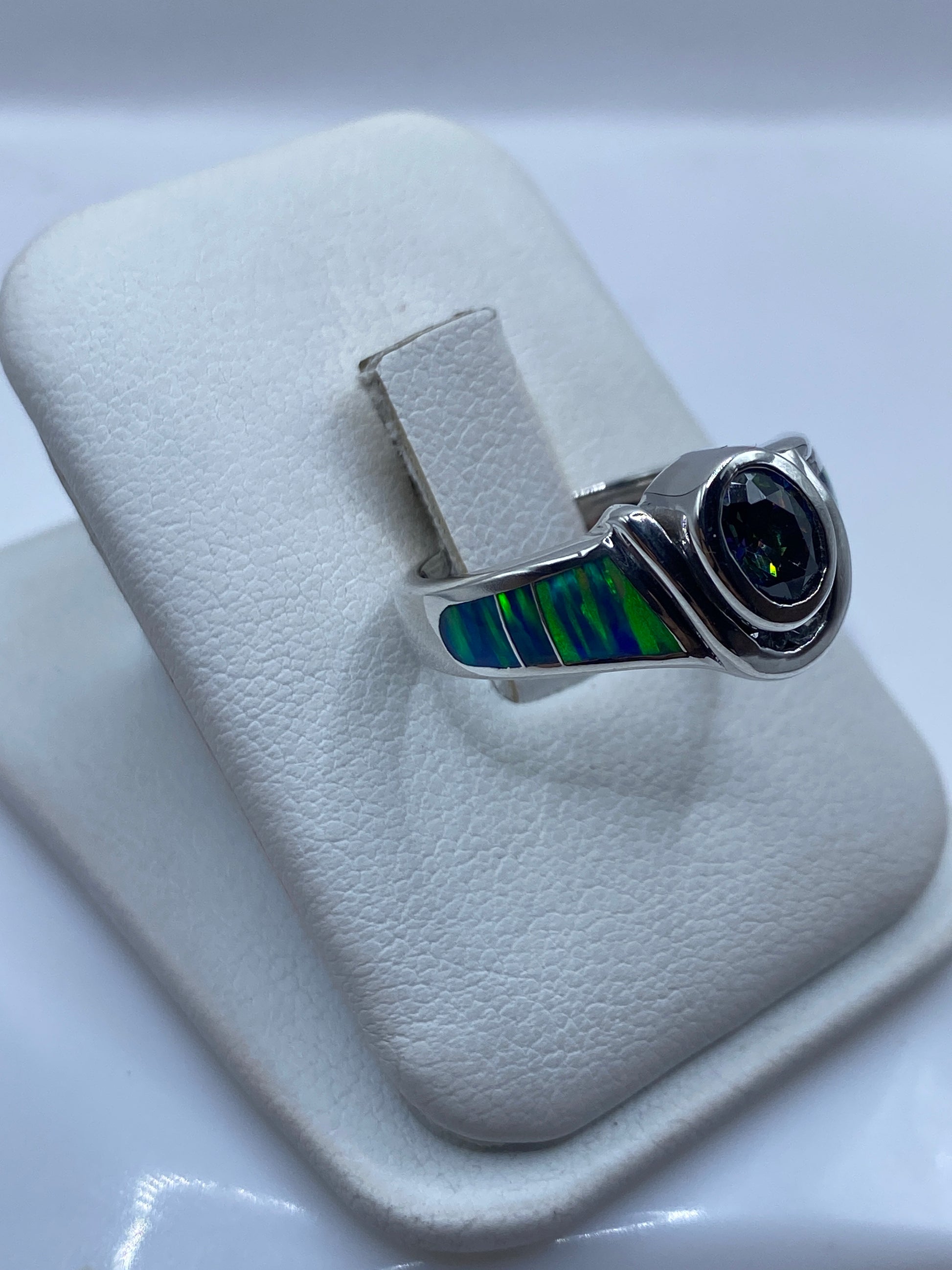 Vista frontal del anillo moderno con ópalo azul engastado en plata .925