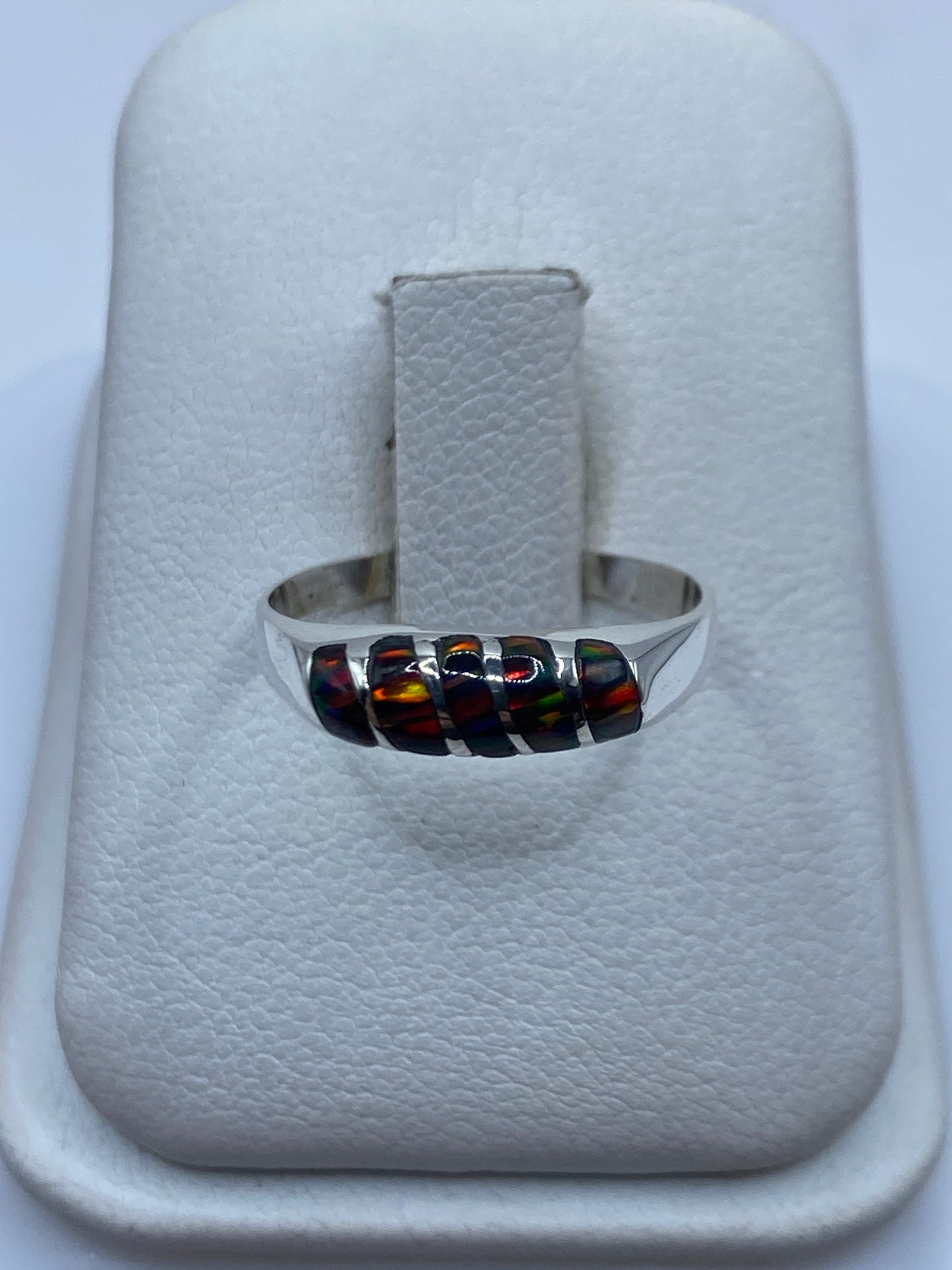 Anillo de plata .950 con ópalo de fuego multicolor en estuche blanco