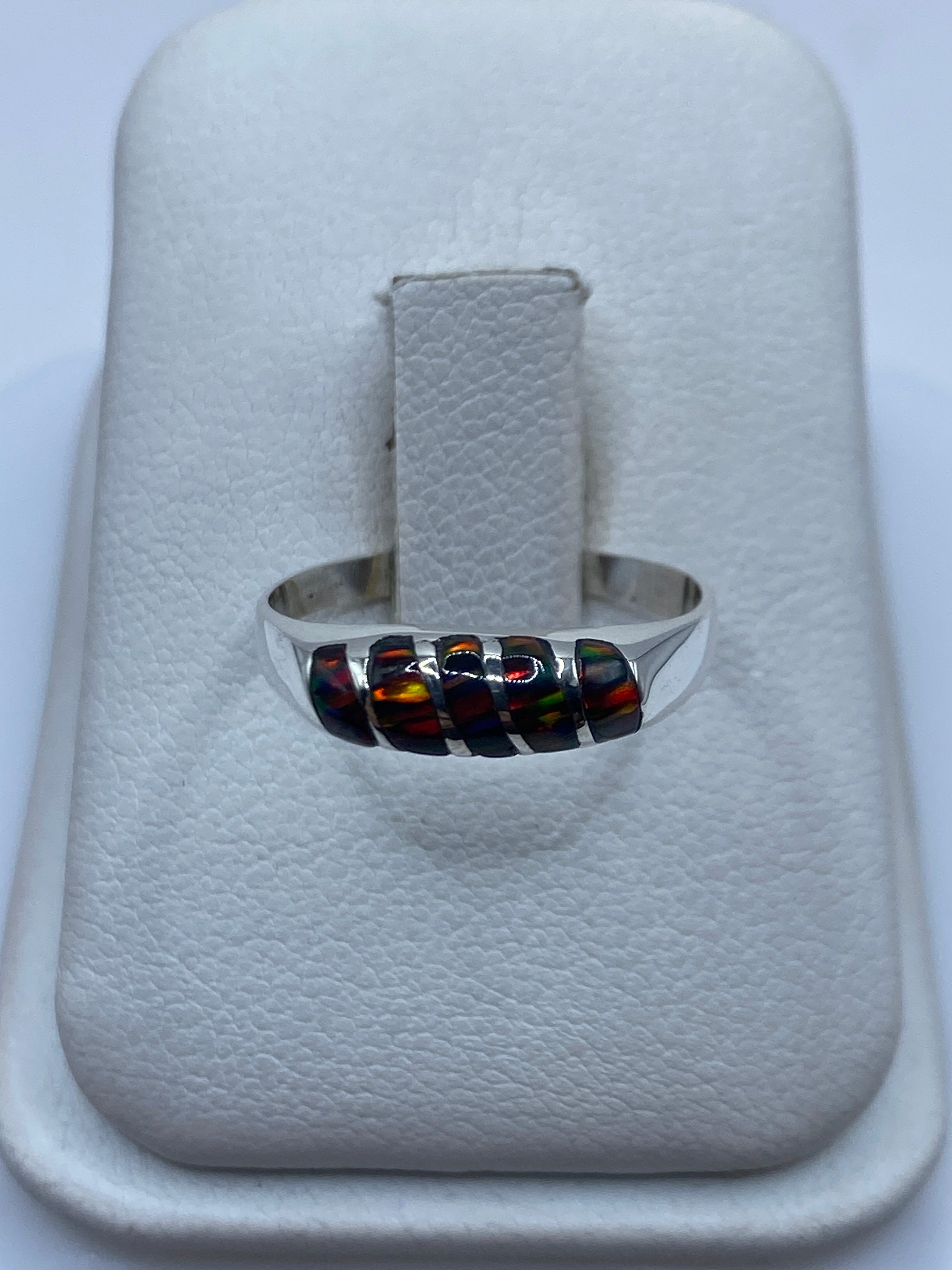 Anillo de plata .950 con ópalo de fuego multicolor en estuche blanco