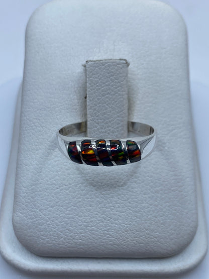 Anillo de plata .950 con ópalo de fuego multicolor en estuche blanco
