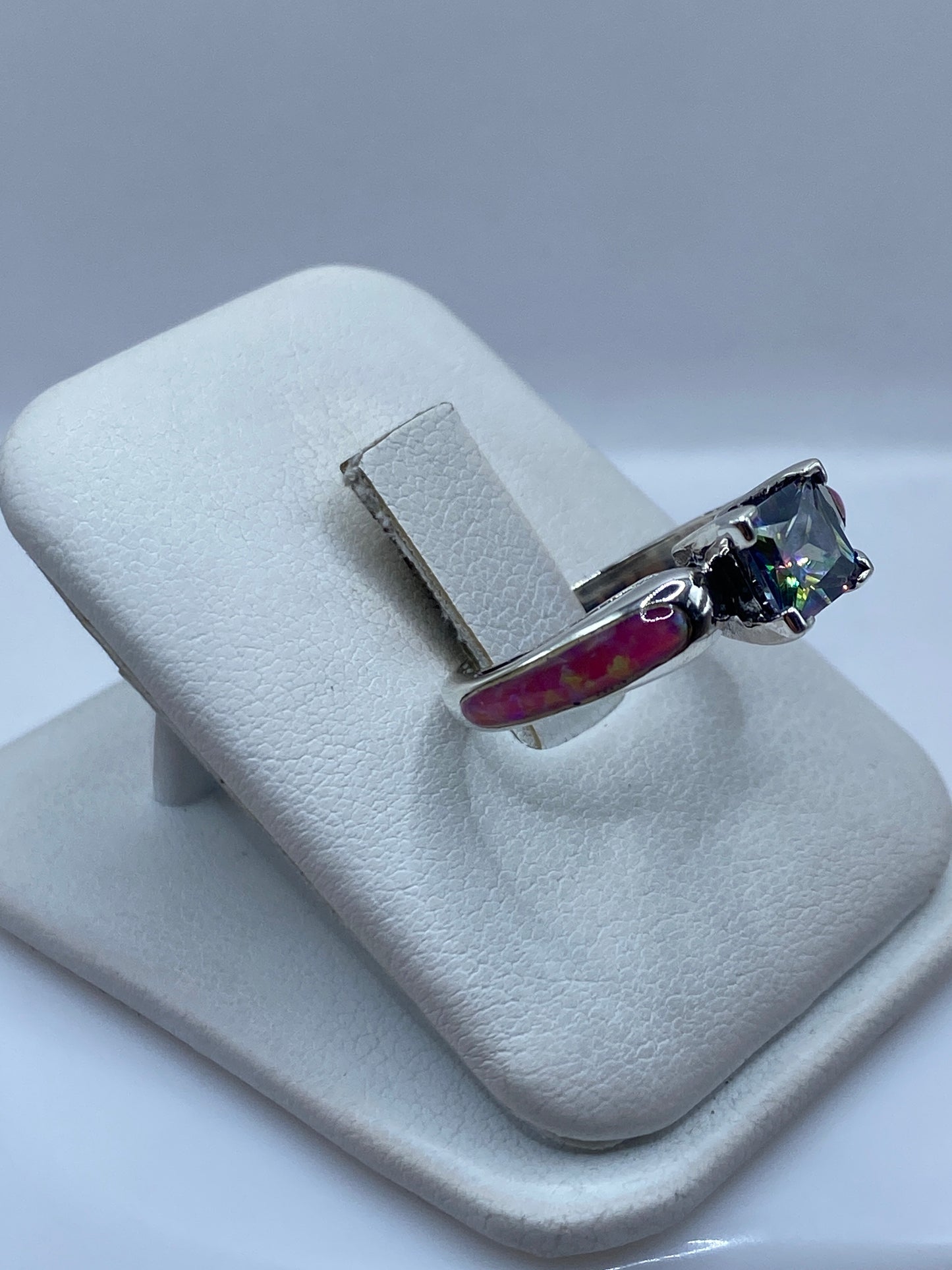 Vista lateral del anillo con ópalo de fuego rosa en plata .950