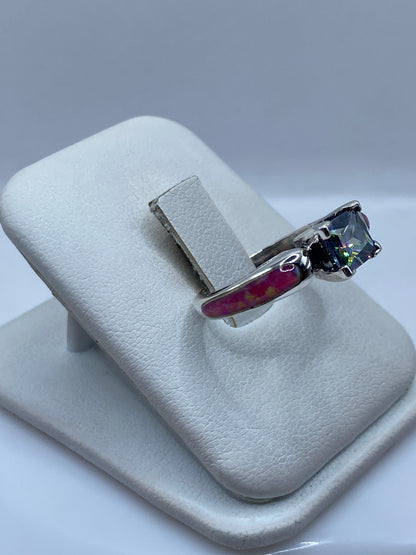 Vista lateral del anillo con ópalo de fuego rosa en plata .950