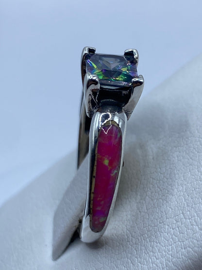 Detalle del engaste a mano del ópalo rosa en plata de Taxco con tonos naranja y verde