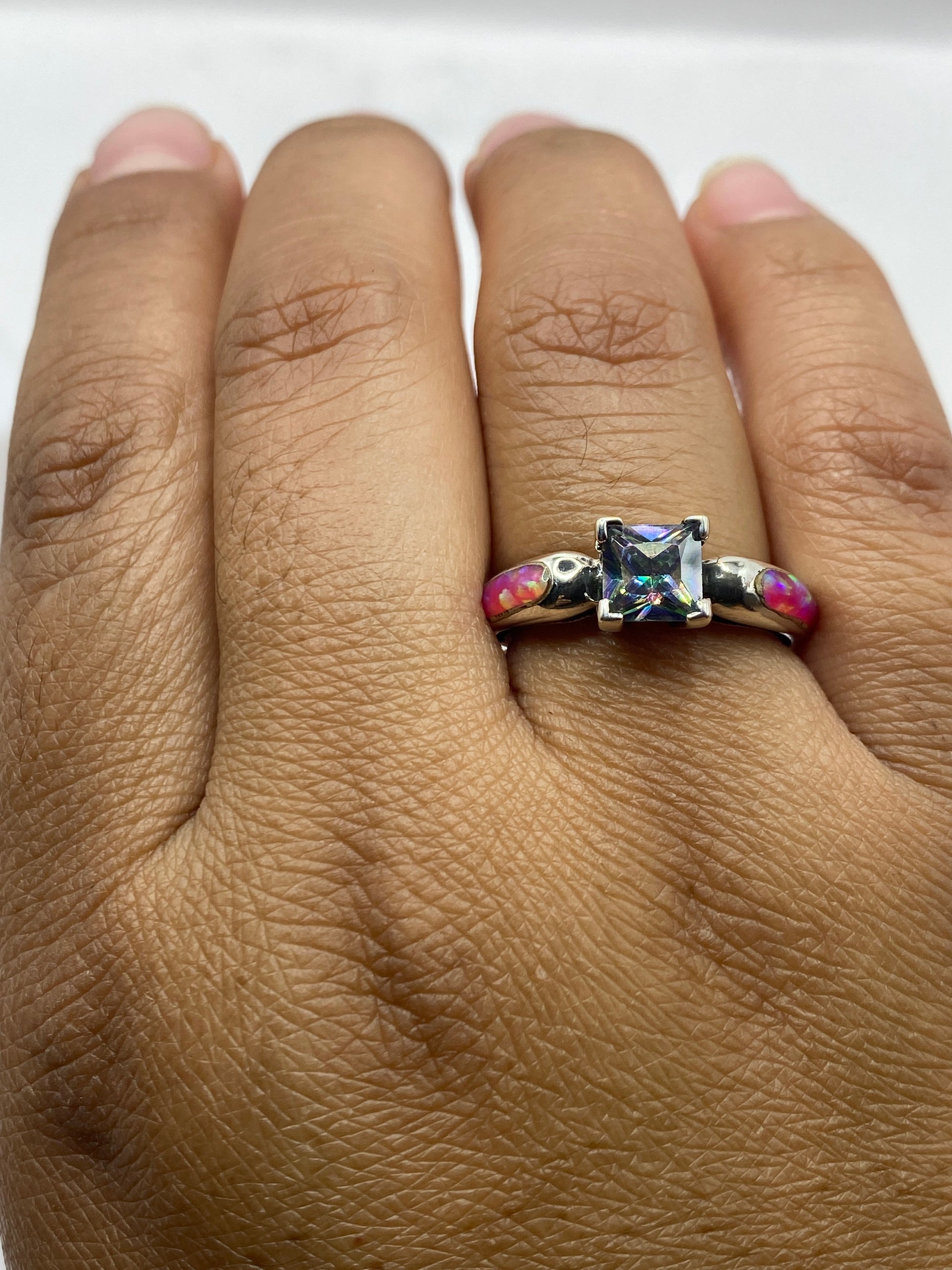 Anillo coctel sobre fondo blanco mostrando sello 950 MEXICO y brillo del ópalo