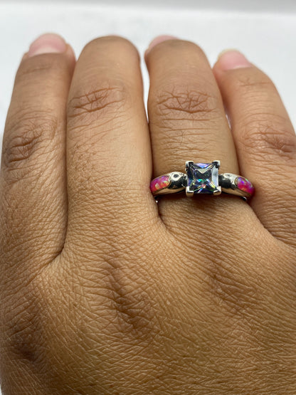 Anillo coctel sobre fondo blanco mostrando sello 950 MEXICO y brillo del ópalo