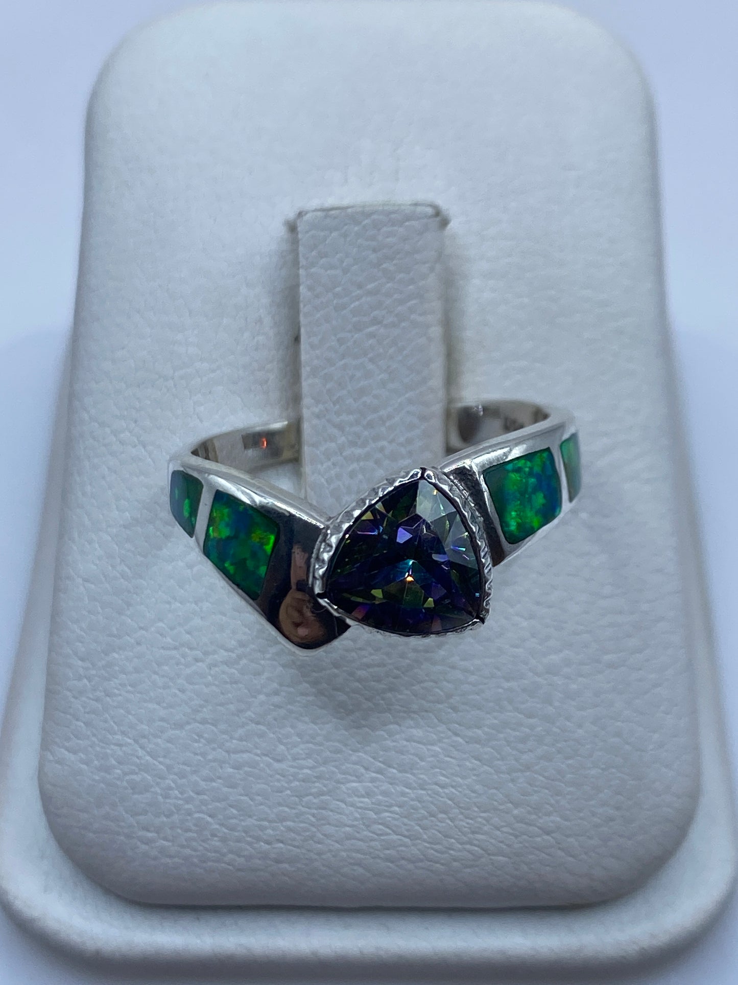 Anillo de plata .950 con ópalo de fuego verde limón en estuche blanco