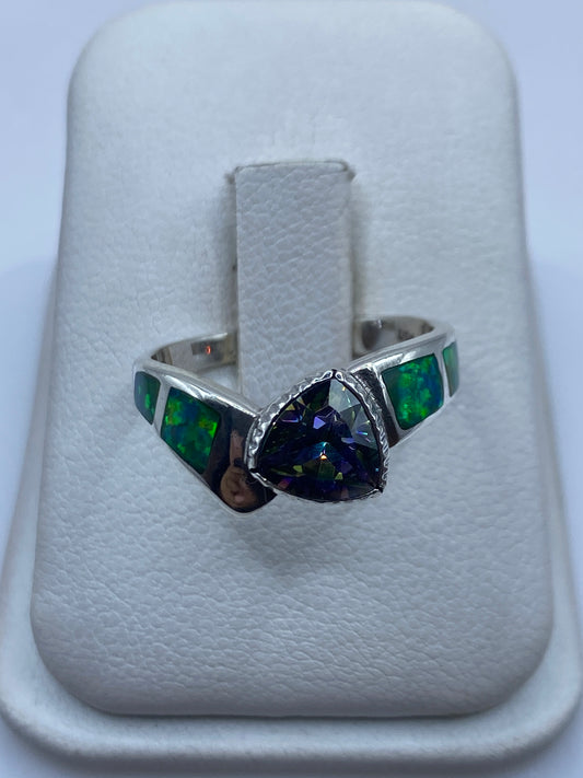 Anillo de plata .950 con ópalo de fuego verde limón en estuche blanco