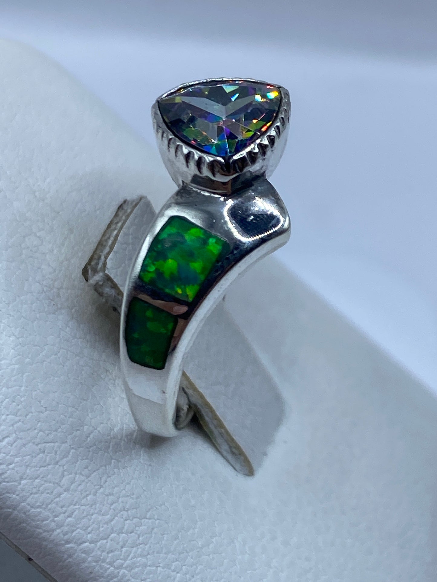 Anillo ópalo de fuego en la mano, detalle del engaste artesanal en Taxco