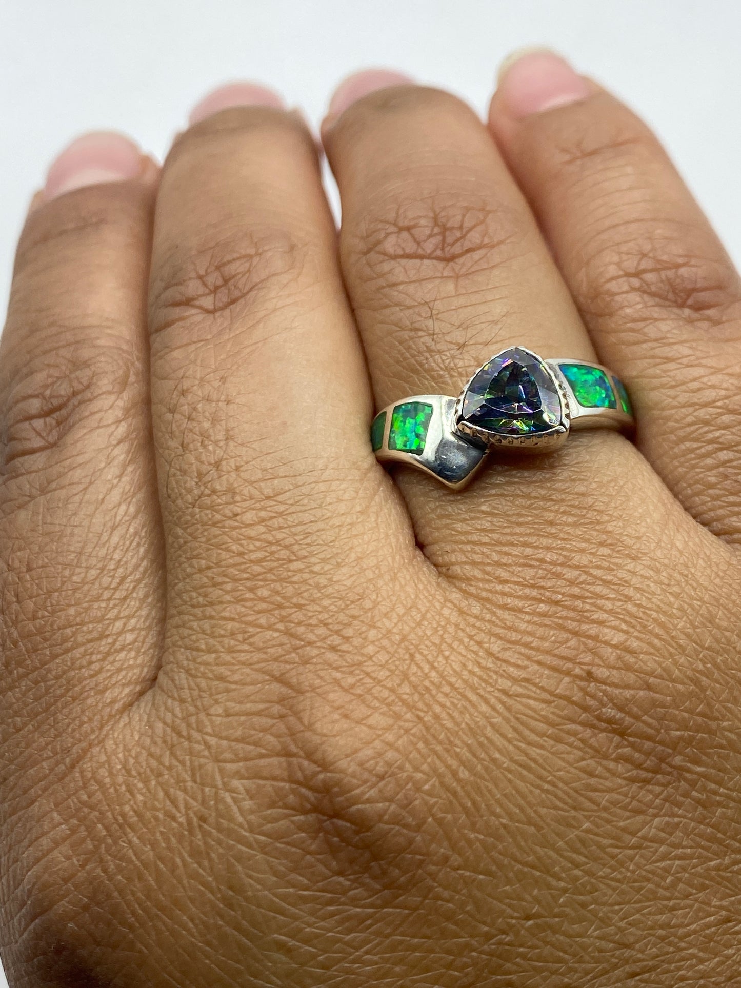 Perfil del anillo de plata .950 con hallmark visible, piedra ópalo verde limón