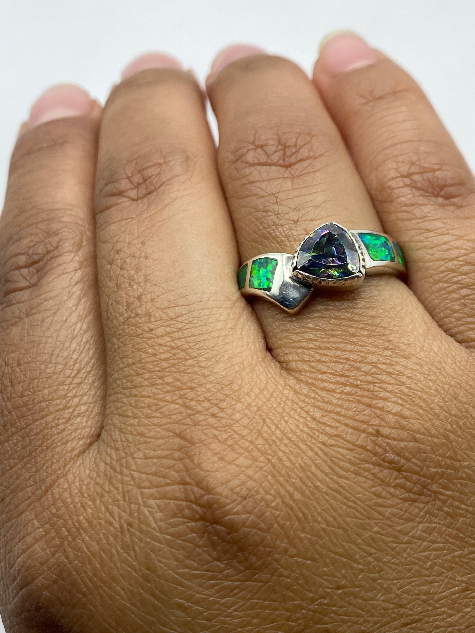 Perfil del anillo de plata .950 con hallmark visible, piedra ópalo verde limón