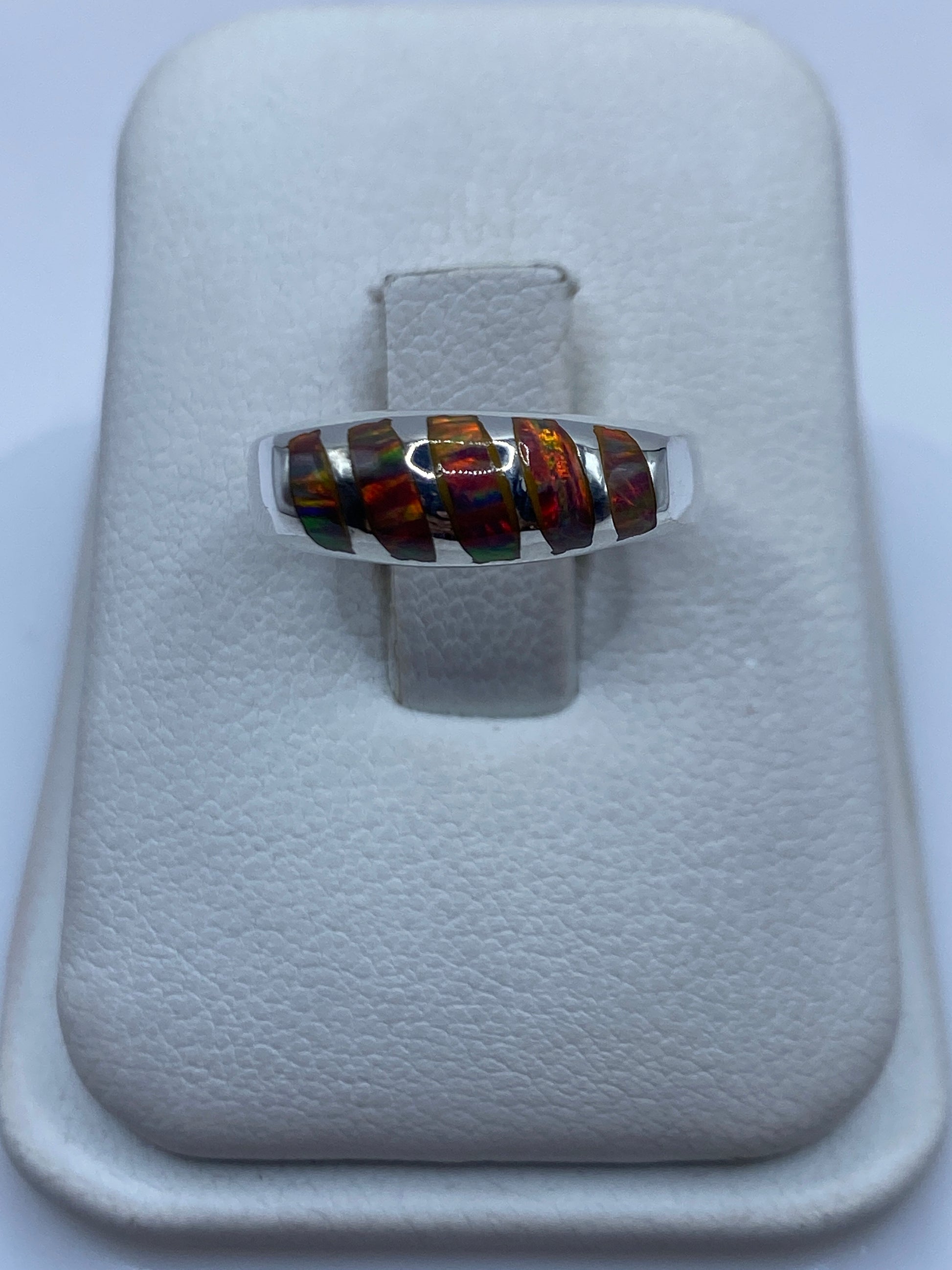 Anillo de plata .950 con ópalo de fuego multicolor en estuche blanco