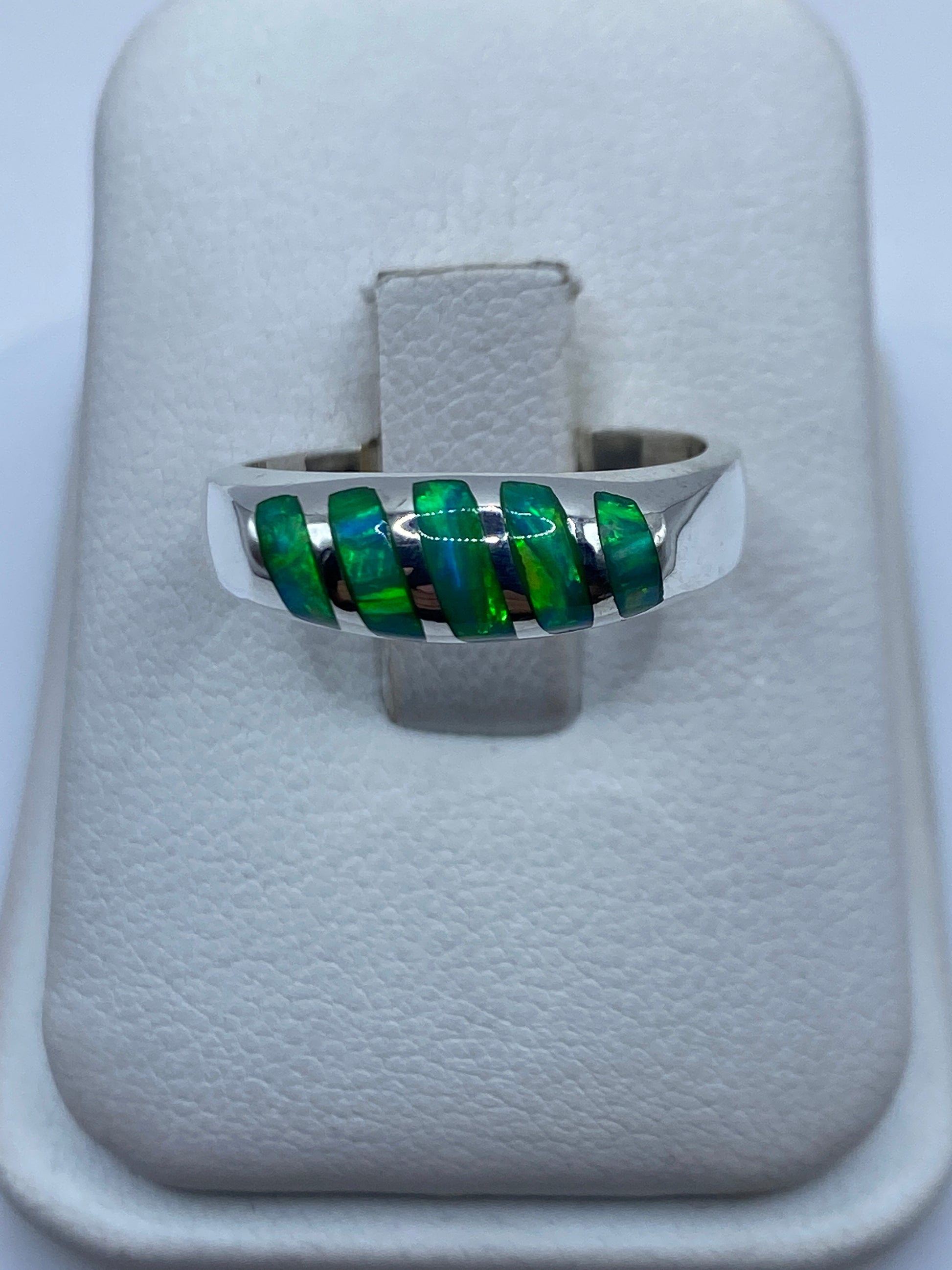 Anillo de plata .950 con ópalo de fuego verde en caja de presentación blanca