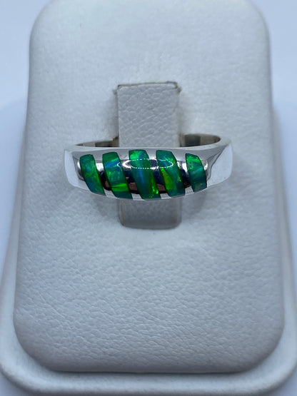Anillo de plata .950 con ópalo de fuego verde en caja de presentación blanca