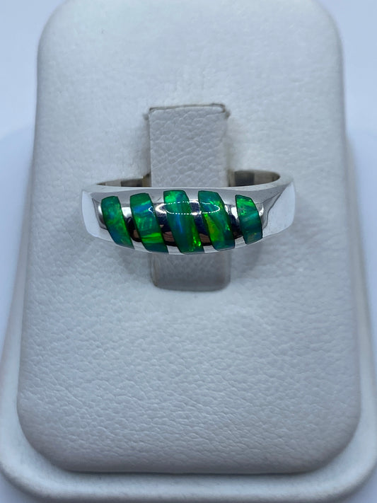 Anillo de plata .950 con ópalo de fuego verde en caja de presentación blanca
