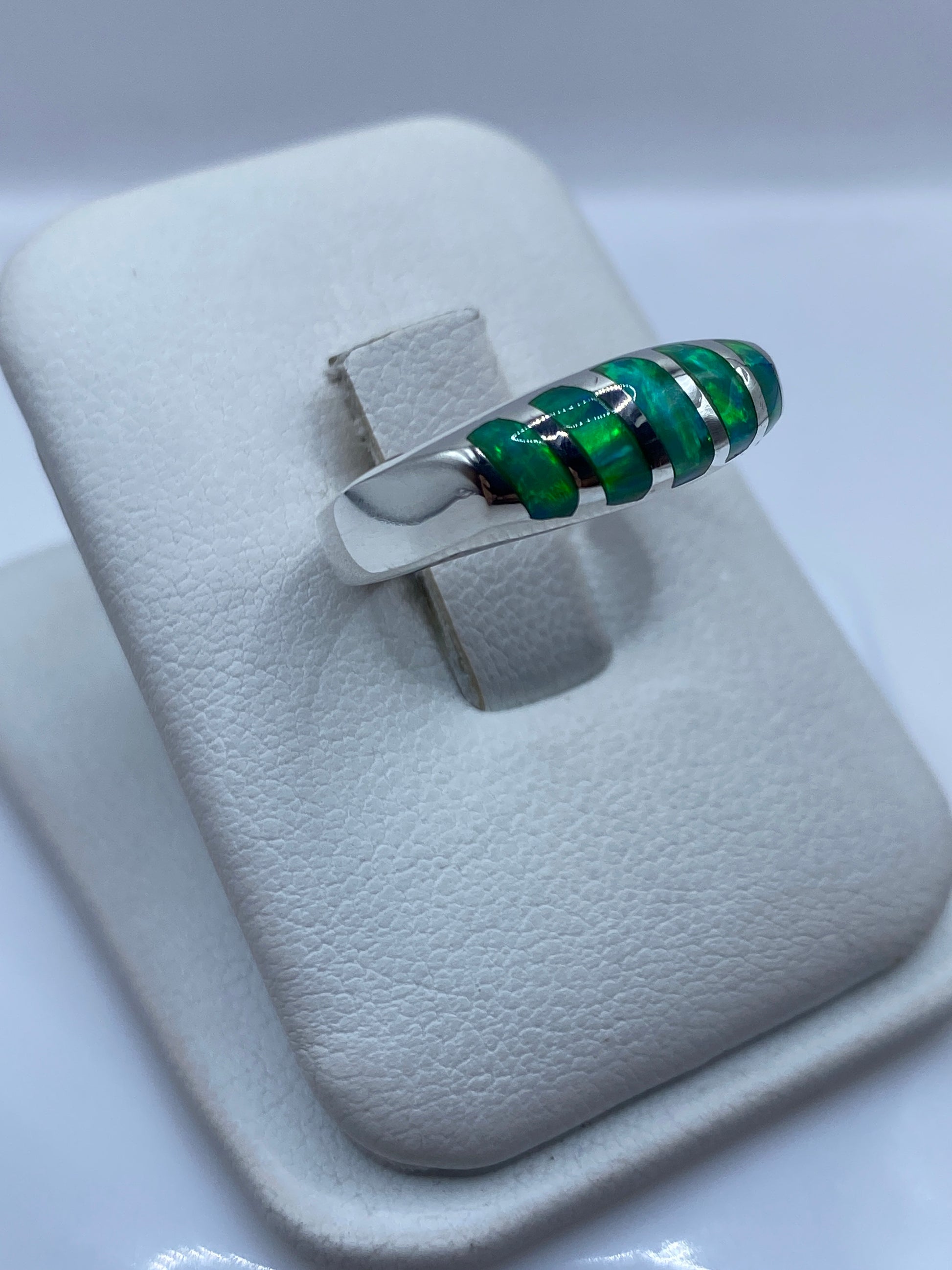 Detalle del ópalo verde con juego de colores naturales en anillo solitario