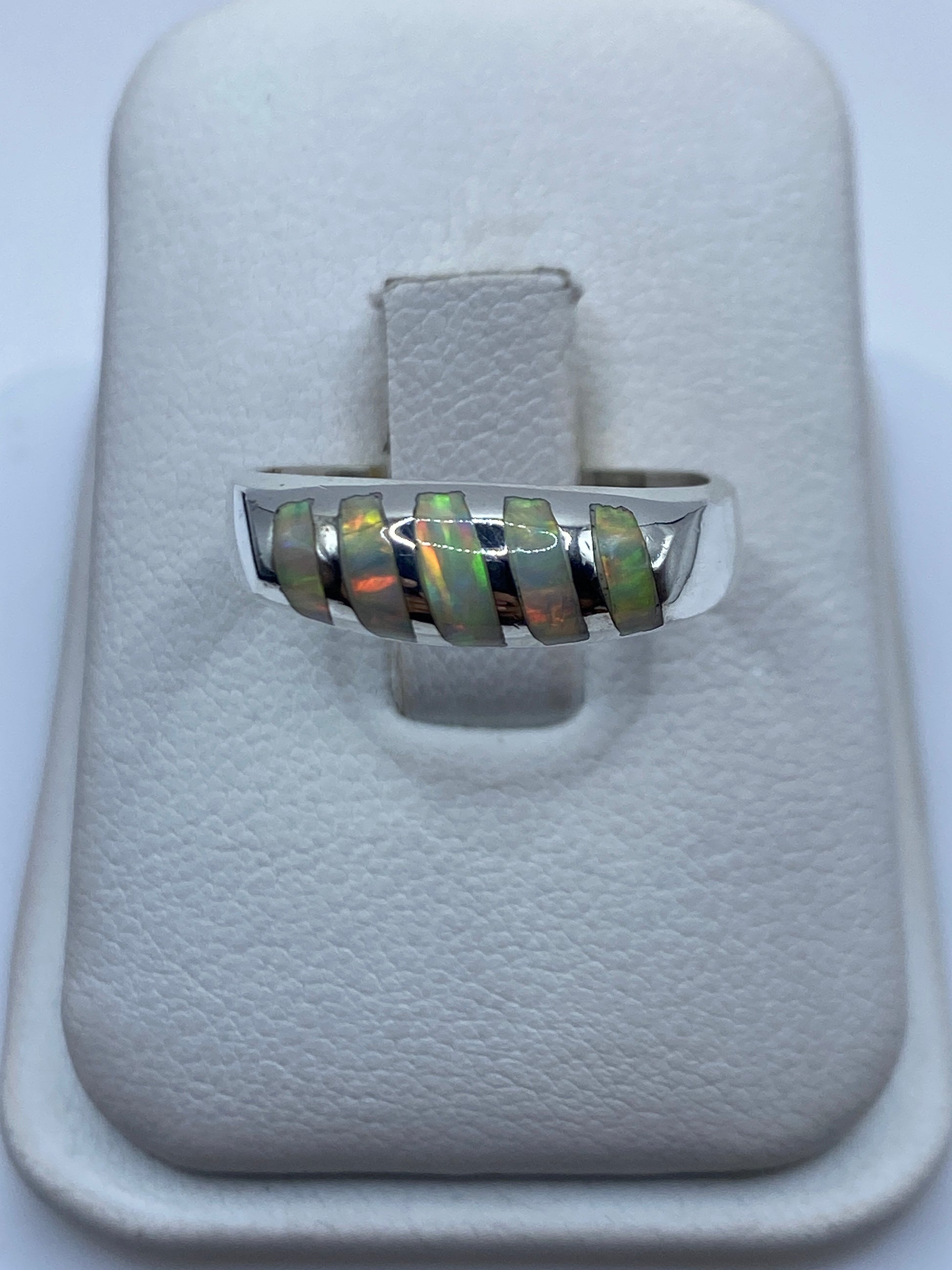 Anillo de plata .950 con ópalo de fuego multicolor en caja de presentación