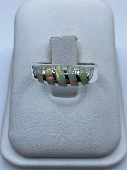 Anillo de plata .950 con ópalo de fuego multicolor en caja de presentación