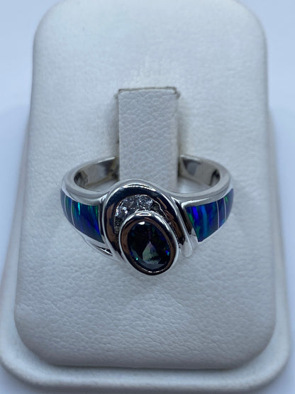 Anillo de plata con ópalo de fuego azul engastado en diseño asimétrico, visto desde arriba