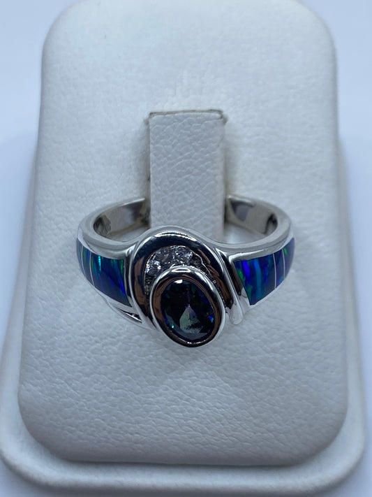 Anillo de plata con ópalo de fuego azul engastado en diseño asimétrico, visto desde arriba