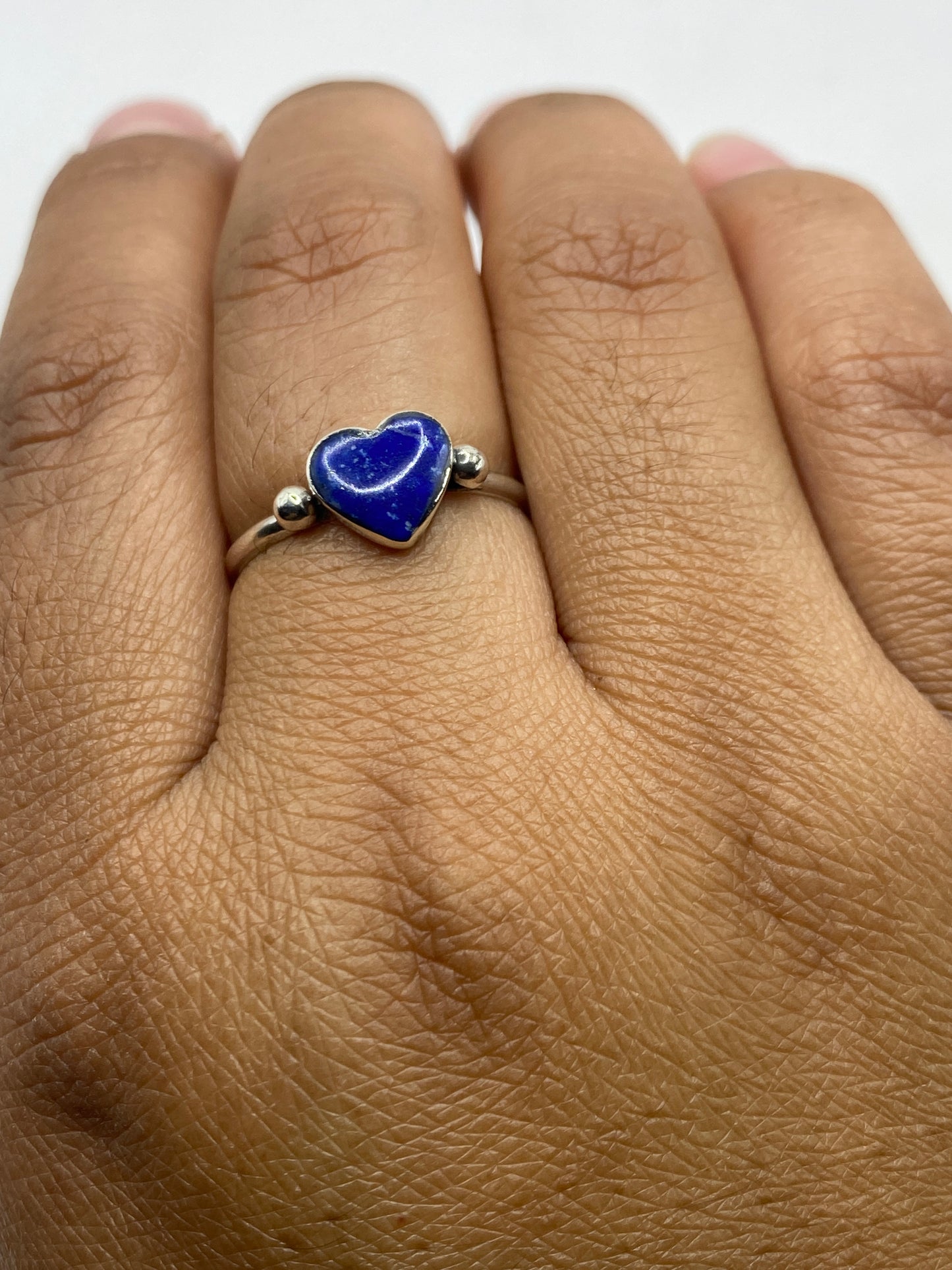 Anillo de plata .925 sobre fondo blanco, mostrando el sello HAZTANA en el interior