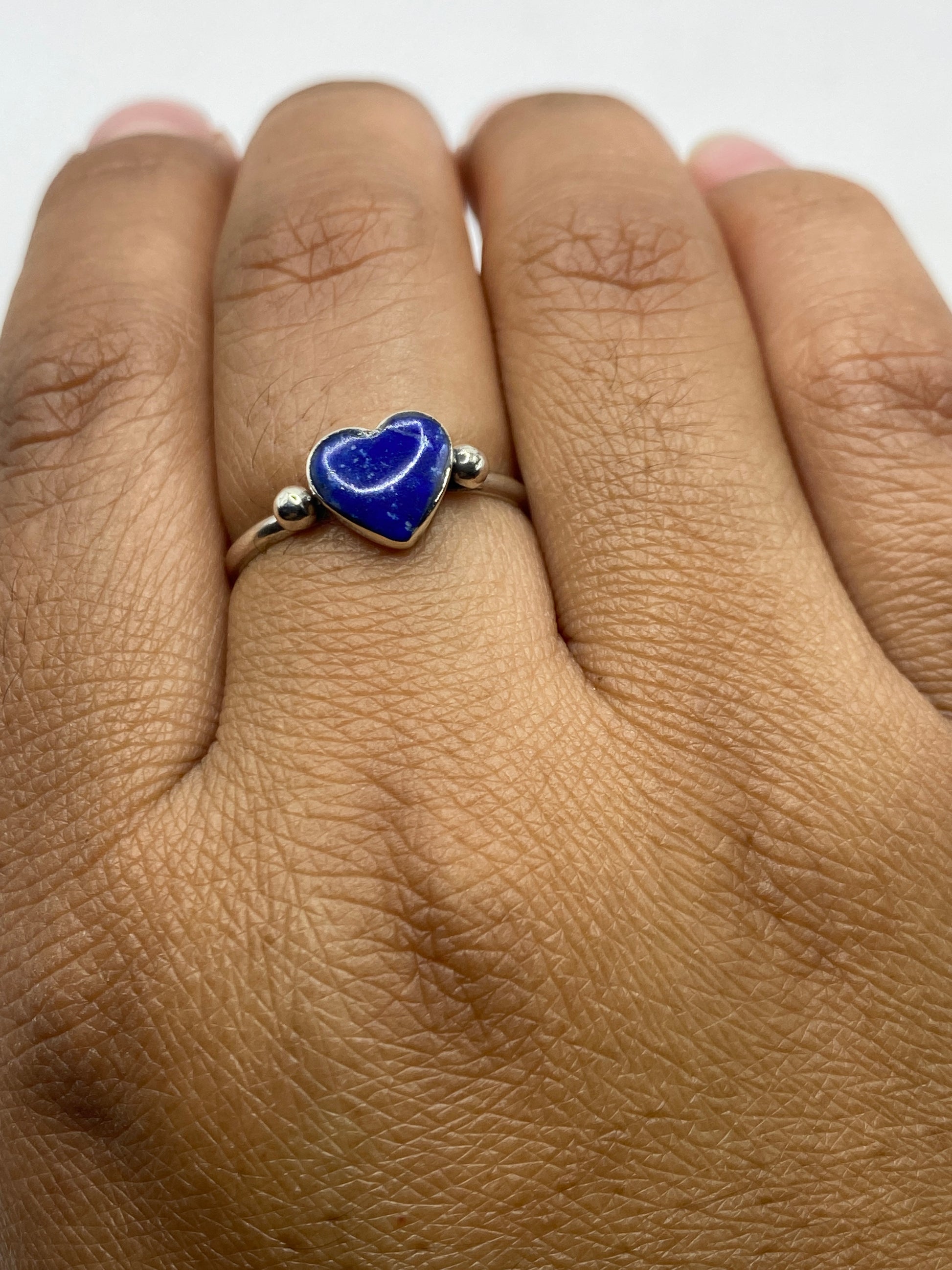 Anillo de plata .925 sobre fondo blanco, mostrando el sello HAZTANA en el interior