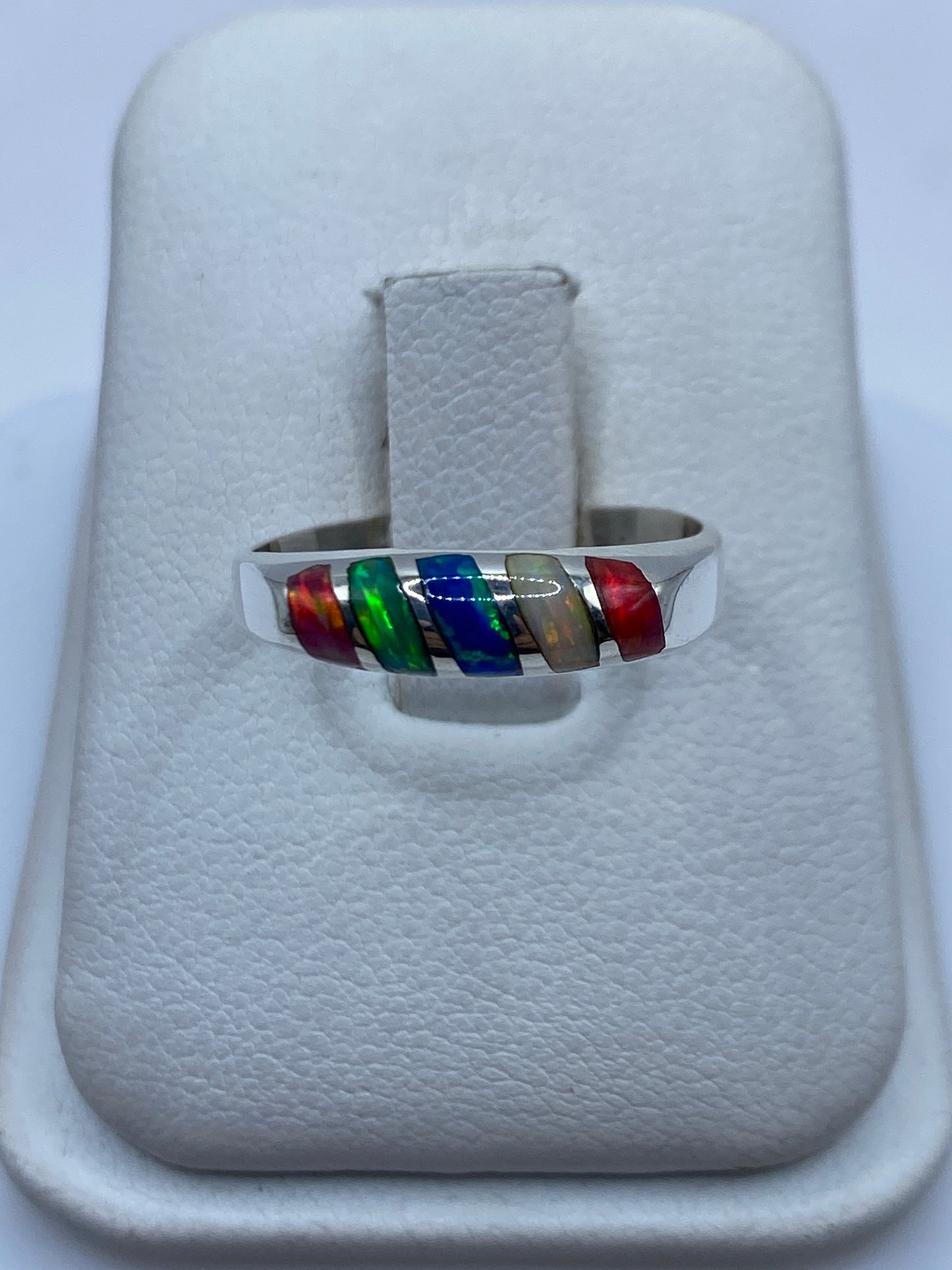 Anillo de plata .950 con ópalo de fuego multicolor en estuche blanco