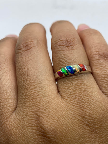 Anillo de ópalo en dedo, brillo natural de la piedra en luz natural