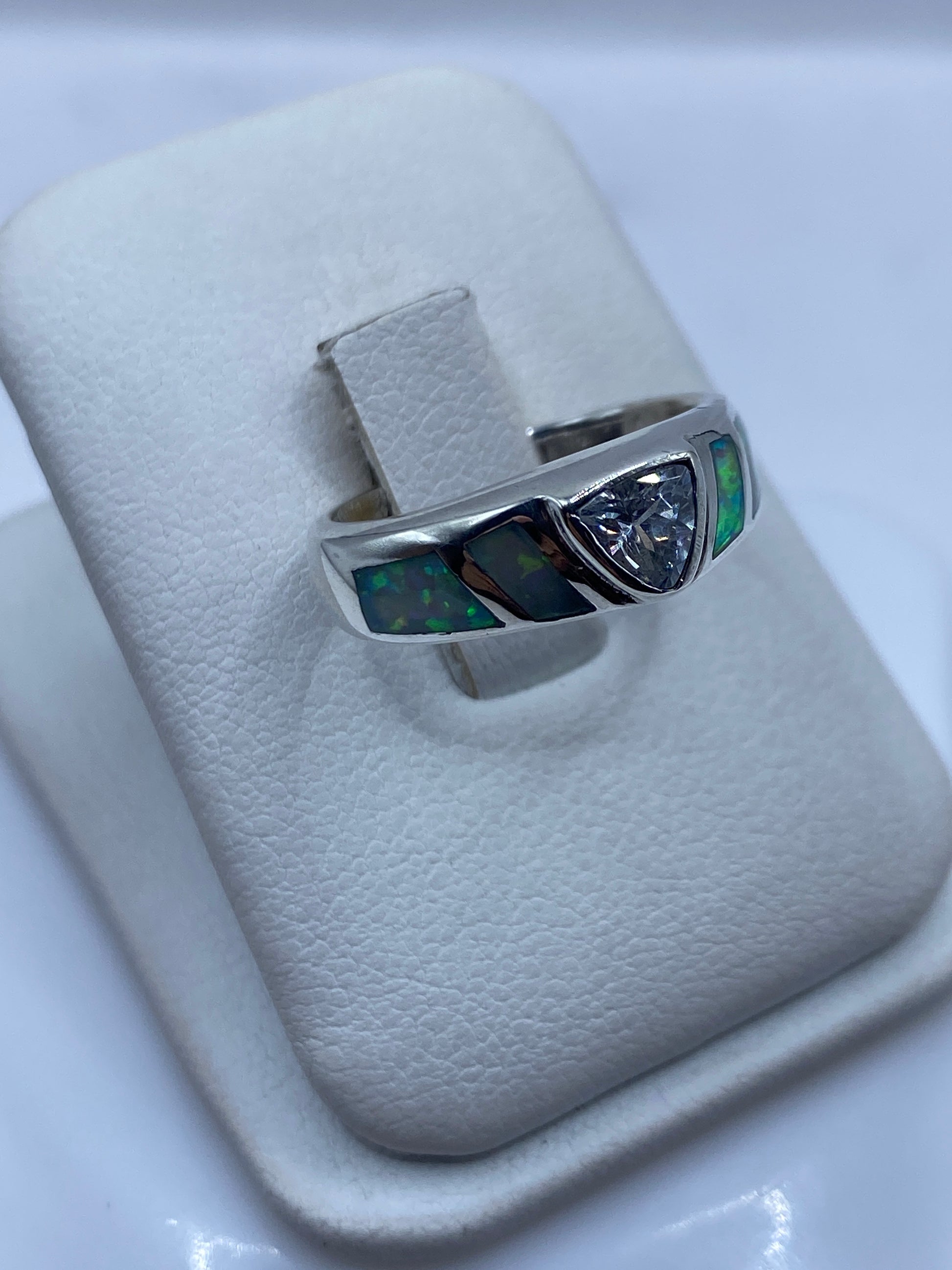 Vista frontal del anillo moderno con engaste escalonado del ópalo de fuego