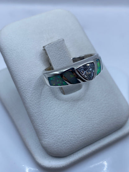 Vista frontal del anillo moderno con engaste escalonado del ópalo de fuego