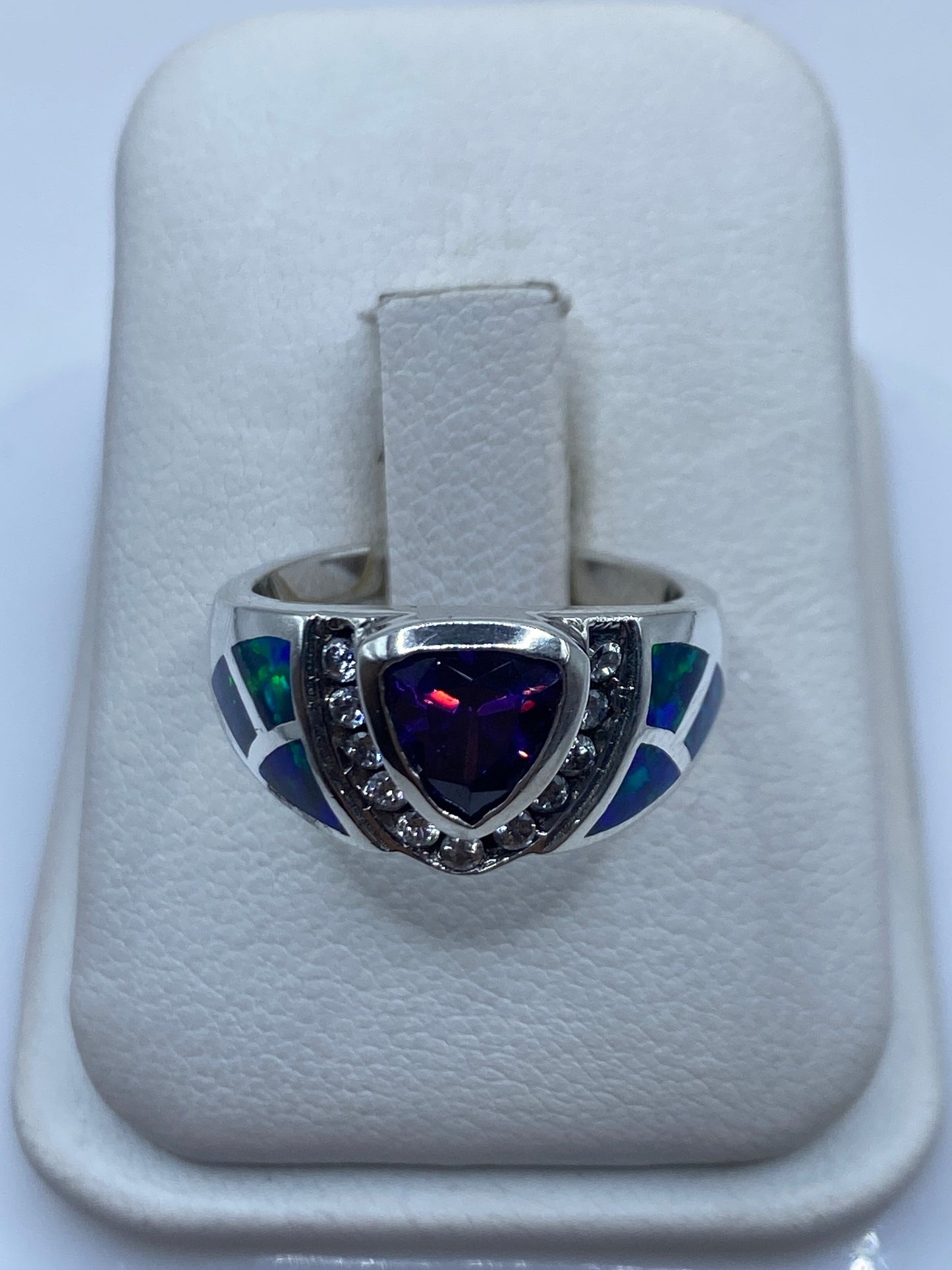 Anillo de plata coctel con ópalo de fuego azul central y circonia, diseño Art Decó sobre estuche blanco