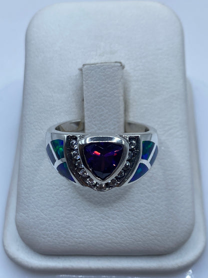 Anillo de plata coctel con ópalo de fuego azul central y circonia, diseño Art Decó sobre estuche blanco