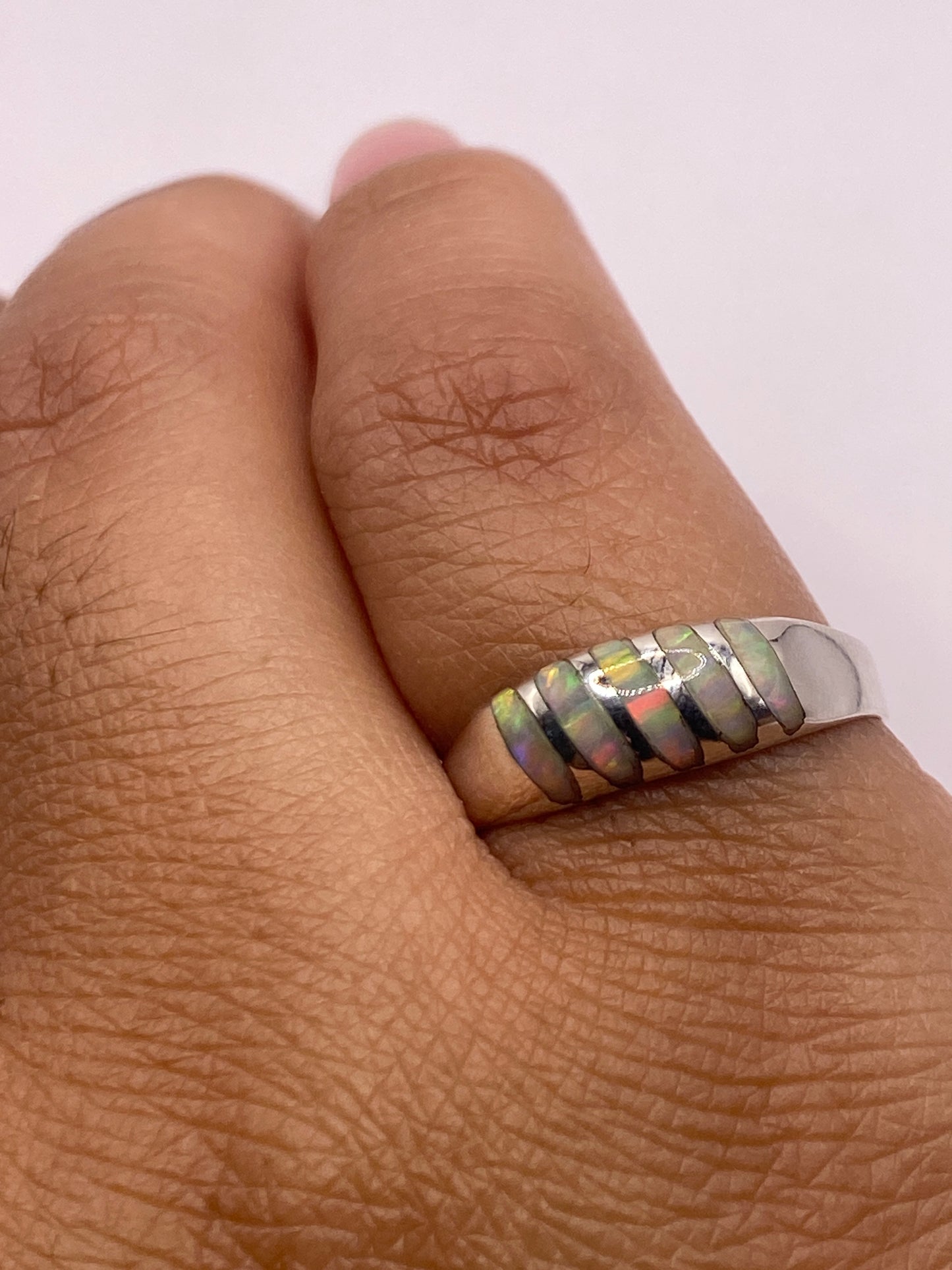 Anillo ópalo fuego sobre fondo blanco mostrando el sello 925