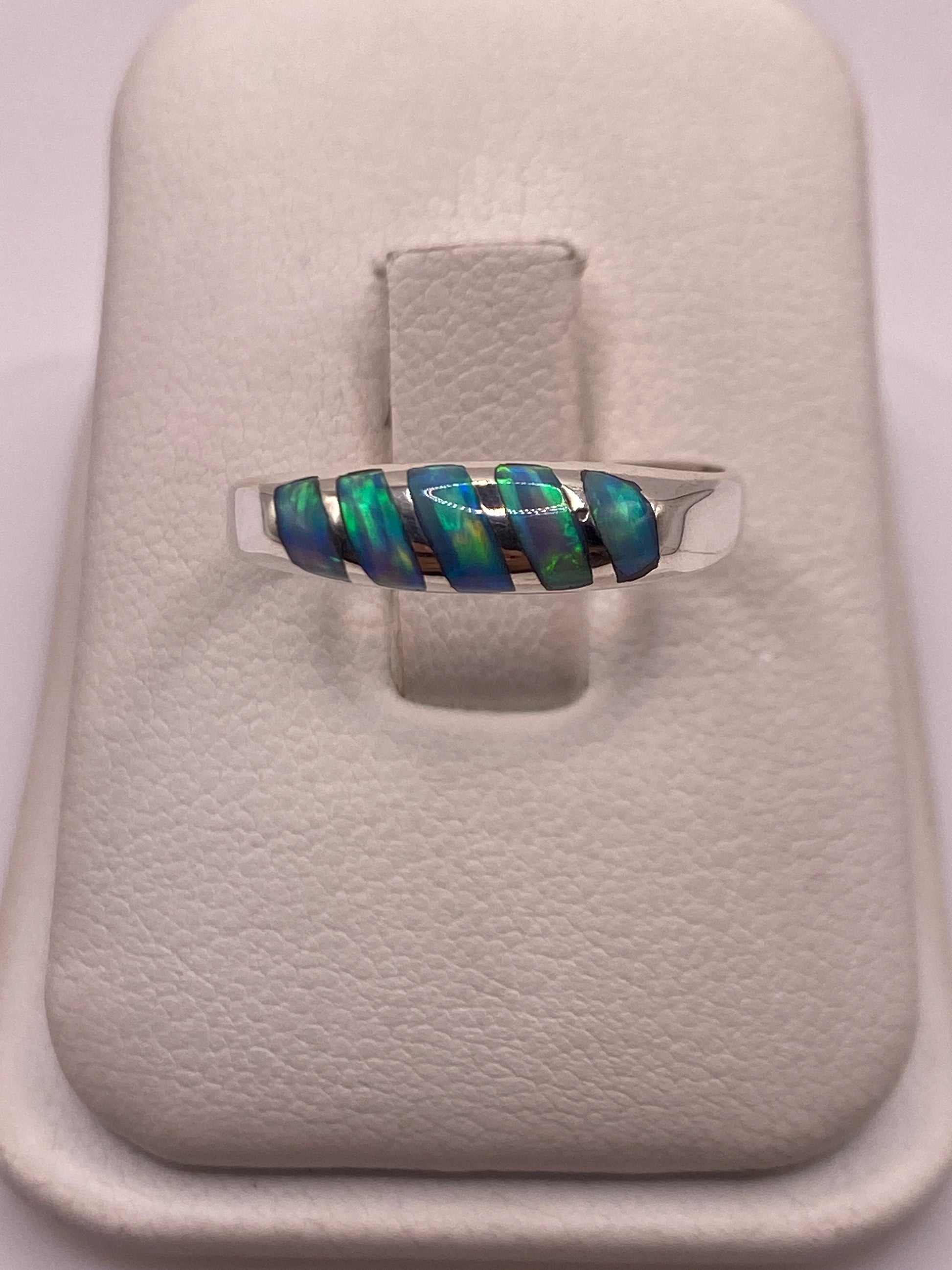 Anillo de plata .950 con ópalo de fuego azul cielo, banda minimalista, sosteniendo la piedra