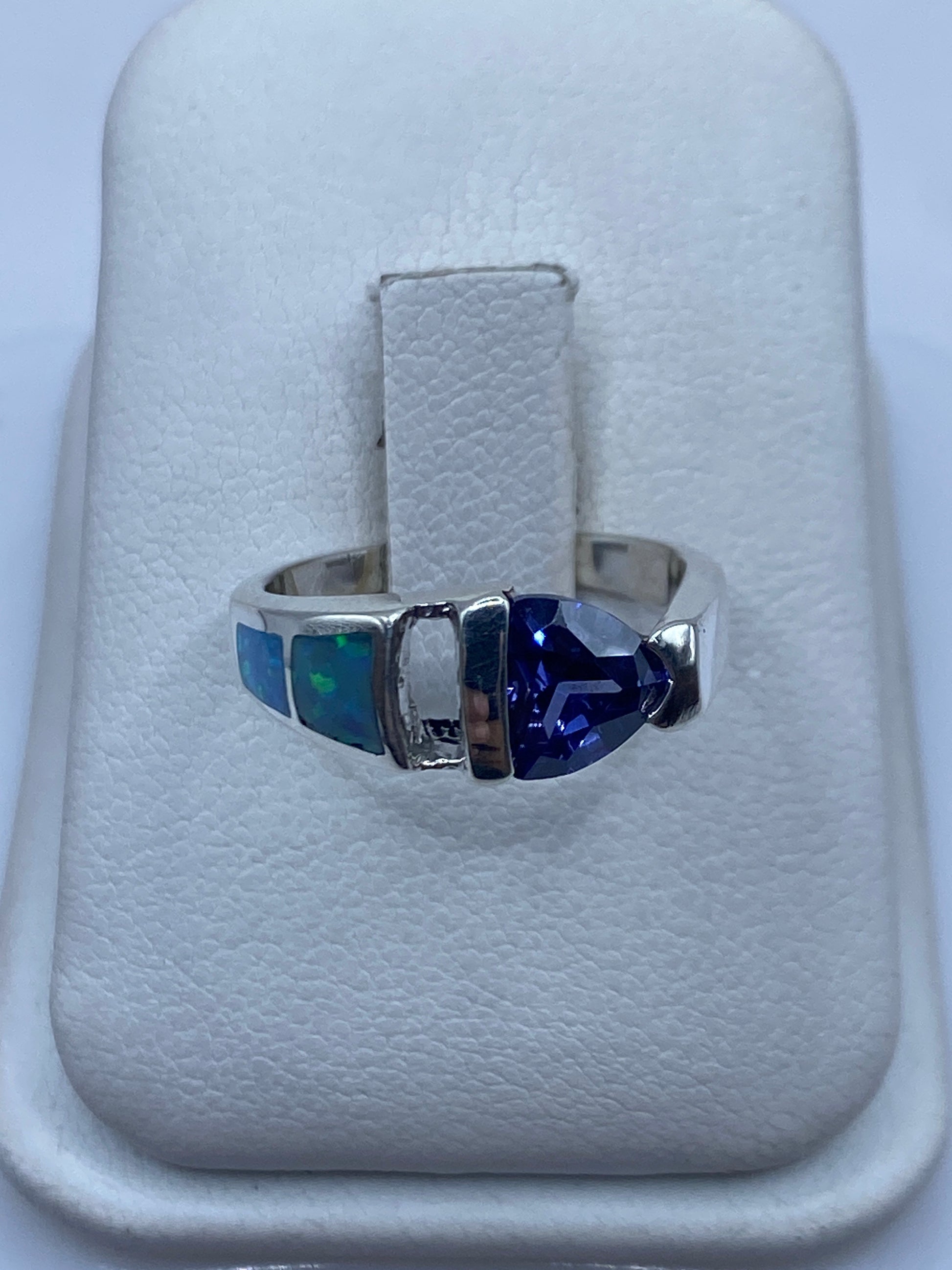 Anillo de plata con ópalo de fuego azul cielo en caja de presentación blanca